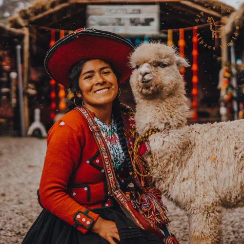 Vista 8 de Alpaca ponchos for men and women, handmade with the best alpaca wool material by Ecuadorian artisans.
