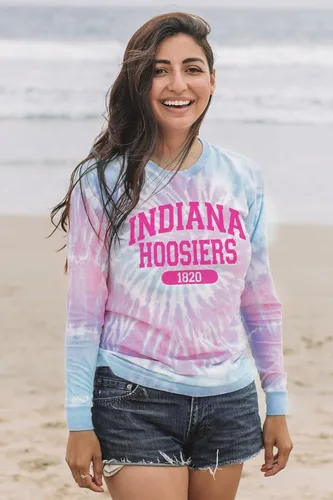 Vista 5 de Blue 84 Camiseta de manga larga con licencia oficial de la NCAA para mujer, teñido anudado