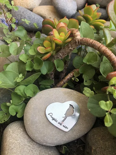 Vista 3 de Regalo de recuerdo de condolencias – Los ángeles están cerca – Placa de peltre sobre una piedra de río – Bonita adición a un jardín conmemorativo