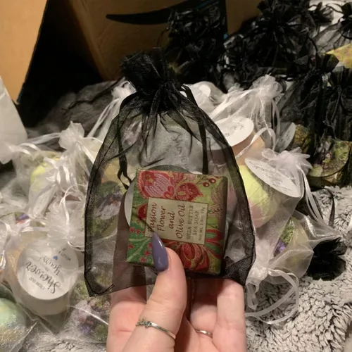 Vista 4 de Paquetes de 50 bolsas de regalo de organza de 4 x 6 pulgadas con cordón negro transparente, decoraciones de embalaje de tela transparente