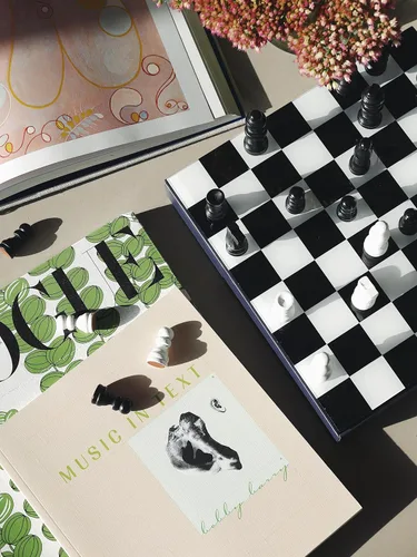 Vista 5 de PrintWorks Art of Chess – Juego de ajedrez de madera en blanco y negro con tablero acrílico – Elegante juego de mesa de café para adultos y familias