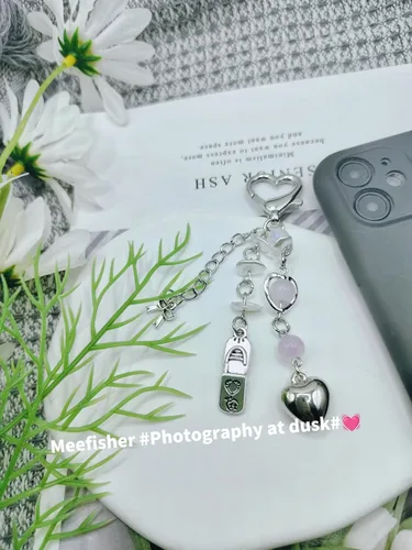 Vista 5 de Meefisher Y2K - Llavero estético con diseño de mariposa y fresa, con diseño de oso y guitarra, bonito llavero para mujer, dije de bolso (teléfono)