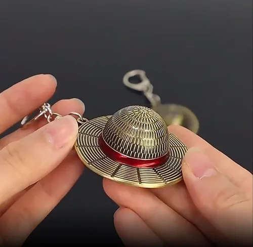 Vista 4 de Batustou Llavero de una pieza con sombrero de paja Luffy de anime, llavero de piratas de 2 pulgadas, accesorios para mujeres, hombres y niños
