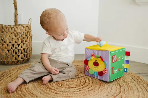 Vista 3 de Genius Baby Toys Caja de regalo y juego original de sorpresa, bordado a mano con 8 juguetes sensoriales y táctiles de felpa para bebés, cubo