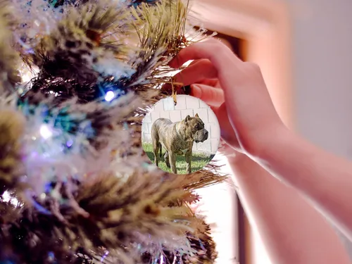 Vista 2 de Perro De Presa Canario - Adorno de cerámica – Decoraciones navideñas – Adorno de cerámica circular de 3 pulgadas