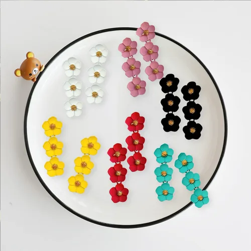 Vista 5 de Juego de 6 a 7 pares de elegantes aretes colgantes de flores largas bohemias, delicados aretes bohemios en capas con pétalos florales en capas