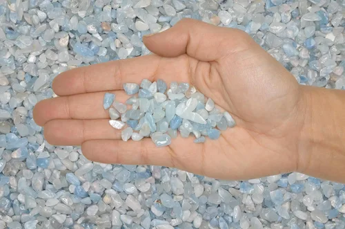 Vista 4 de Fantasia Materiales: 1 libra de piedras de tamaño de chip de aguamarina pulida con tarjeta de identificación