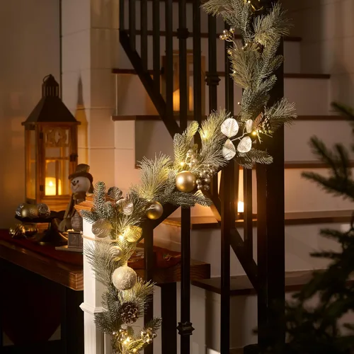 Vista 4 de Valery Madelyn 6 Ft Christmas Garland with Lights for Mantle White Gold Guirnalda de Navidad iluminada al aire libre con bolas de pino Norfolk