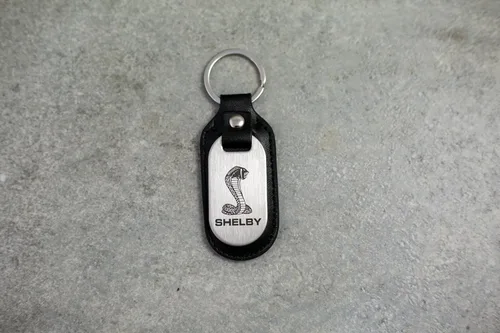 Vista 5 de Shelby Cobra Snake - Llavero FOB de acero inoxidable con licencia oficial Shelby®, hecho de acero inoxidable (llavero) y piel auténtica, fabricado
