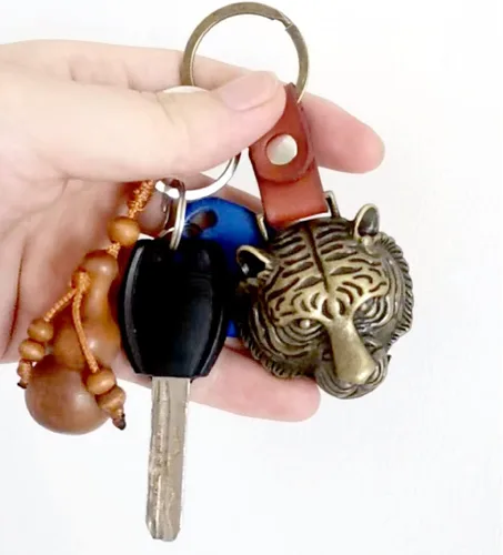 Vista 7 de FineUwork 10 llaveros para abridor de botellas de cerveza de tigre, accesorios geniales de llavero de anime, organizador de llavero gótico