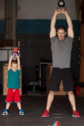 Vista 6 de WOD Toys Kettle Kid - Pesa rusa roja, segura y duradera, juguete de levantamiento de pesas para niños, fitness, gimnasio para niños