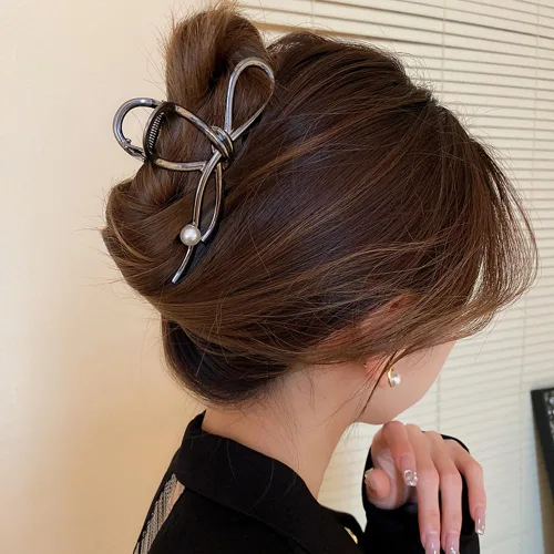 Vista 7 de Pinzas de metal grandes para el cabello con diseño de lazo negro y perlas blancas, pinzas antideslizantes para mujeres y niñas, agarre fuerte