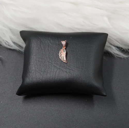 DIJE ALAS ROSADO PIEDRAS VERDES de Chechos Joyas y Accesori