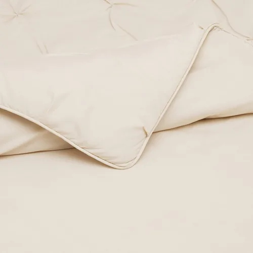 Vista 4 de Amazon Basics - Juego de ropa de cama con edredón de plumón sintético de dos piezas, suave y ligero, para todas las estaciones, con pliegues