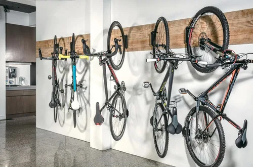 Vista 3 de Topeak Swing-Up EX - Soporte ajustable para bicicleta de montaje en pared con mecanismo de oscilación, diseño de ahorro de espacio, se adapta a