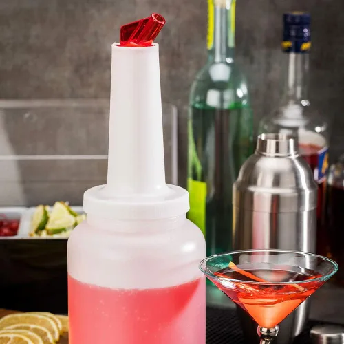 Vista 3 de Restaurantware Botella de plástico de almacenamiento de 2 cuartos de galón, con boquilla roja y tapa, botella de almacenamiento de barra, 4 3/4 Rojo