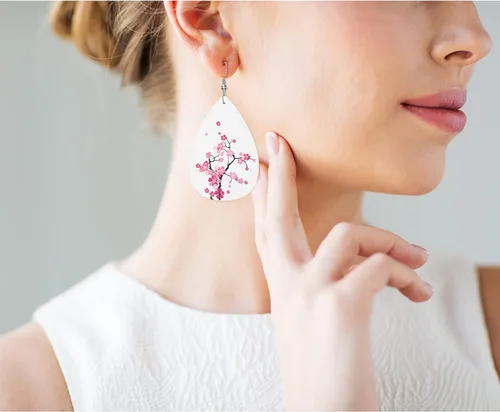 Vista 4 de Lindos aretes de piel sintética de perezoso gris, ramas de árbol de perezoso salvaje, citas de tiempo feliz, aretes de lágrima de boda, joyería