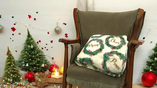 Vista 5 de Manta de Forro Polar para las Fiestas Navideñas: Corona Tradicional de Decoración del Hogar con Saludos Cheers Merry Peace Joy sobre Fondo Beige
