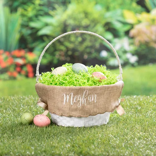 Vista 2 de Cesta de huevo de Pascua personalizada con asa y nombre personalizado en escritura blanca Forro de arpillera con borde festoneado Cestas blancas