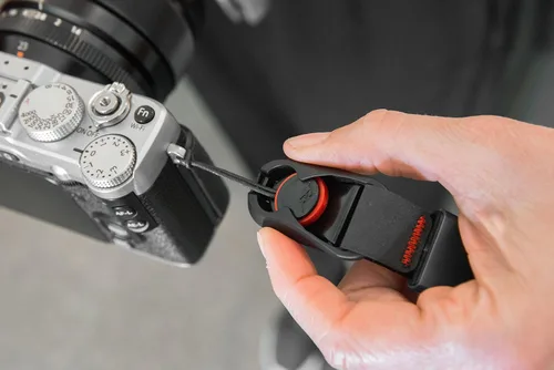 Vista 4 de Peak Design Correa de muñeca para cámara, compatible con cámaras DSLR, compactas y apuntar y disparar, perfil bajo, liberación rápida