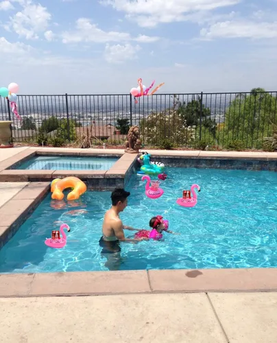 Vista 4 de Portavasos inflable de flamenco, paquete de 21 flotadores de piscina, portavasos flotantes inflables para fiestas en la piscina