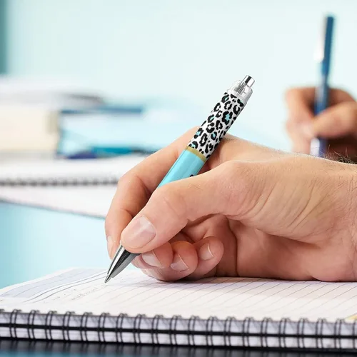 Vista 5 de Bolígrafos personalizados con estampado de leopardo negro y azul con punta de lápiz capacitivo, bolígrafos grabados personalizados con nombre