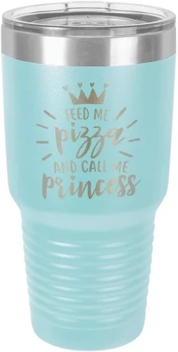 Vista 15 de Vaso grabado con pajita y tapa superior deslizante de acero inoxidable para viaje con texto en inglés "FEED ME PIZZA AND CALL ME PRINCESS