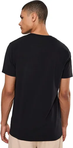 Vista 4 de Psycho Bunny Paquete de 2 camisetas de ropa interior con cuello redondo para hombre Negro