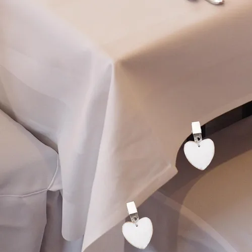 Vista 8 de Cabilock 4 piezas de clip de peso para mantel de corazón para mesas al aire libre, pesas de mantel con forma de corazón de piedra, clips de acero