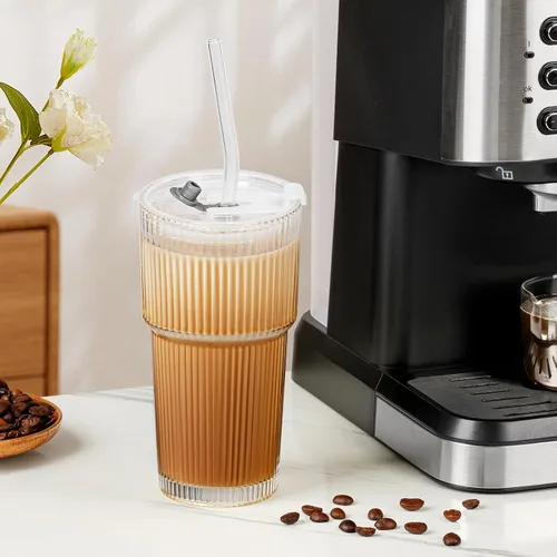 Vista 4 de Paquete de 2 tazas de vidrio de 20 onzas con tapas y pajitas, tazas de café helado, cristalería acanalada vintage para cerveza, café helado, jugo