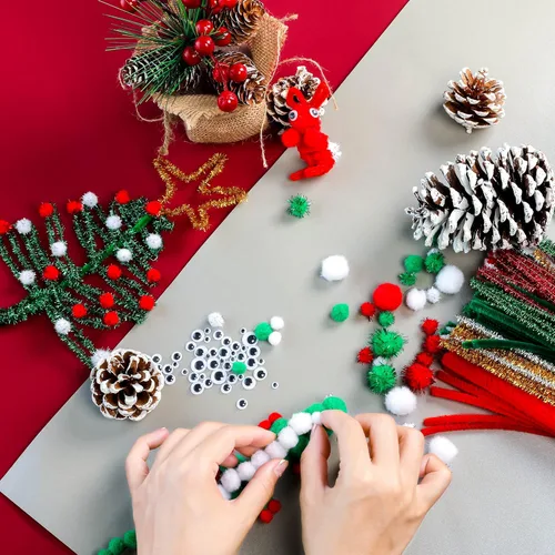 Vista 4 de Limpiadores de tubería de Navidad, juego de 700 piezas para manualidades que incluye 200 piezas de limpiadores de tubería, 400 piezas de pompones