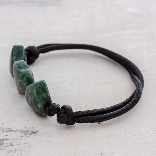 Vista 2 de NOVICA Pulsera con colgante de jade hecha a mano con corazón de Guatemala de algodón 'Maya Love in Green', Sin gemas. jade