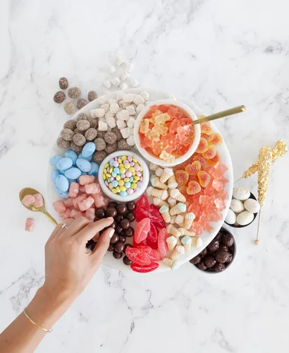 Vista 7 de Sugarfina 20 piezas Signature Candy Trunk