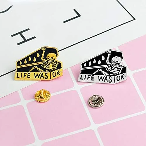 Vista 4 de Flairs New York - Broche de solapa esmaltado hecho a mano, La vida estaba bien