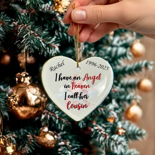 Vista 7 de Adorno de Navidad conmemorativo personalizado 2025 – Recuerdo de cerámica en forma de corazón – Tengo un ángel en el cielo I Call Her Primo – Regalo