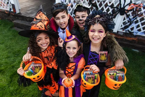 Vista 6 de Halloween Large Creepy Gummy Candy, Soft Chewy Gummy Candies, 4 Gummies per Pack (4 Large Gummies)