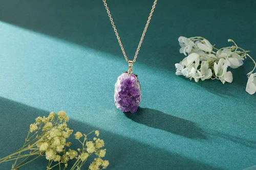 Vista 3 de Jovivi Collar de cristal de amatista natural para mujeres y hombres, collar con colgante de piedra de cuarzo de amatista áspera irregular