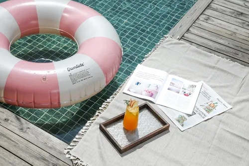 Vista 3 de Anillo de natación grande con asas para niños y adultos, tubos interiores de piscina clásicos a rayas de 35 pulgadas, flotadores inflables