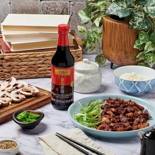 Vista 8 de Lee Kum Kee Salsa de soja oscura con sabor a champiñones (16.9 oz - 1 paquete) Vegana Umami Perfecta para rociar, sumergir, estofar, saltear