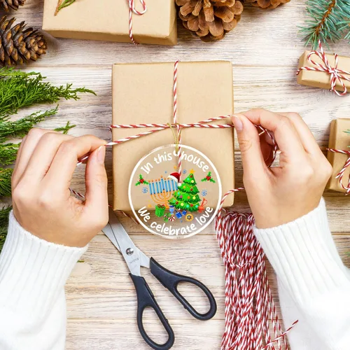 Vista 7 de Adorno Colgante para Árbol de Navidad de Janucá – En Esta Casa Celebramos el Amor – Adornos de Janucá para Árbol – Decoración Interreligiosa
