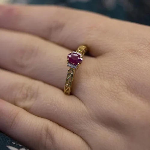Vista 6 de Direct-Jewelry Anillo de diamantes y rubí ovalado de oro amarillo de 14 k