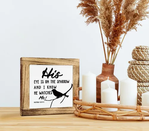 Vista 5 de Letrero de caja con versículo bíblico Mateo 10:29-31, con texto en inglés "His Eye is On The Sparrow and I Know He Watches Me", placa de madera