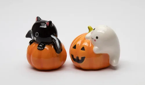 Vista 2 de Juego de salero y pimentero de cerámica fina para Halloween, casper y murciélago en calabaza, 3-1/8 pulgadas de largo