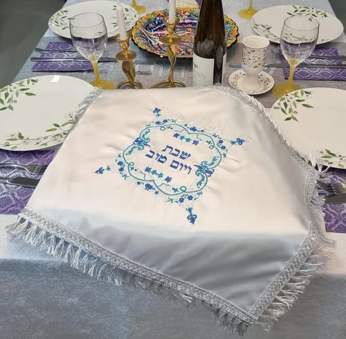 Vista 2 de TALISMAN4U Cubierta de pan de jalá de satén blanco Shabat bordado floral colorido flecos plateados Israel Judaica regalo 22 x 18 pulgadas