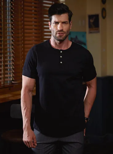Vista 2 de Camiseta casual Henley de manga corta con cuello de muesca para hombre, camiseta de algodón sin cuello