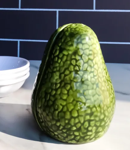 Vista 5 de Ebros - Juego de salero y pimentero de cerámica de superalimento delicioso en mitades de aguacate, figuras de fiesta, cocina, mesa, frutas
