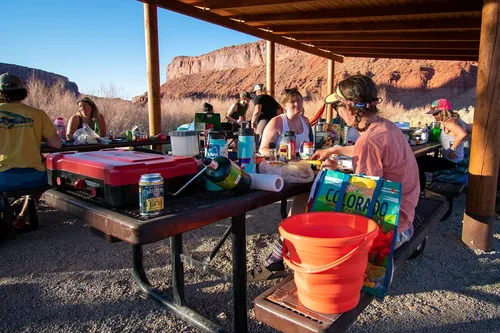 Vista 4 de UST FlexWare - Cubo plegable con diseño fuerte, flexible, compacto, sin BPA y mango resistente para senderismo, mochileros, camping y supervivencia