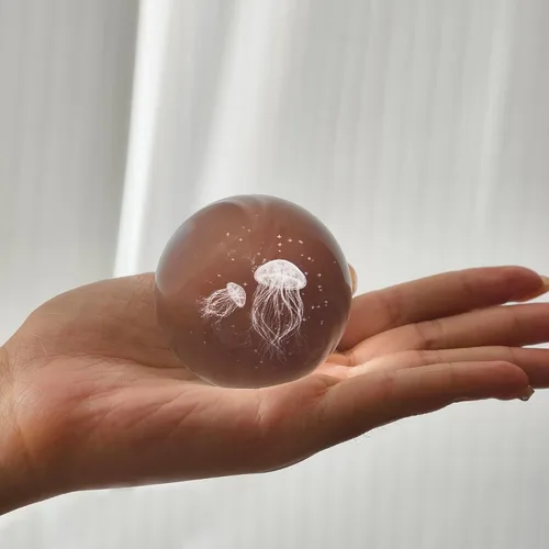 Vista 8 de Juego de 2 bolas de cristal y 2 soportes plateados - 1 bola transparente y 1 medusa grabada en 3D con bola de estrella, bola decorativa, esfera