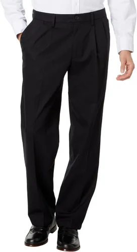 Vista 14 de Classic Fit Signature - Pantalones Iron Free de color caqui con Stain Defender - Plisados (Regular y Big & Tall)