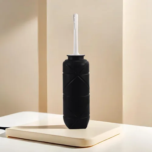 Vista 8 de Botella de ducha de silicona compacta plegable, kit de ducha de viaje reutilizable, capacidad de 24 onzas líquidas, color negro